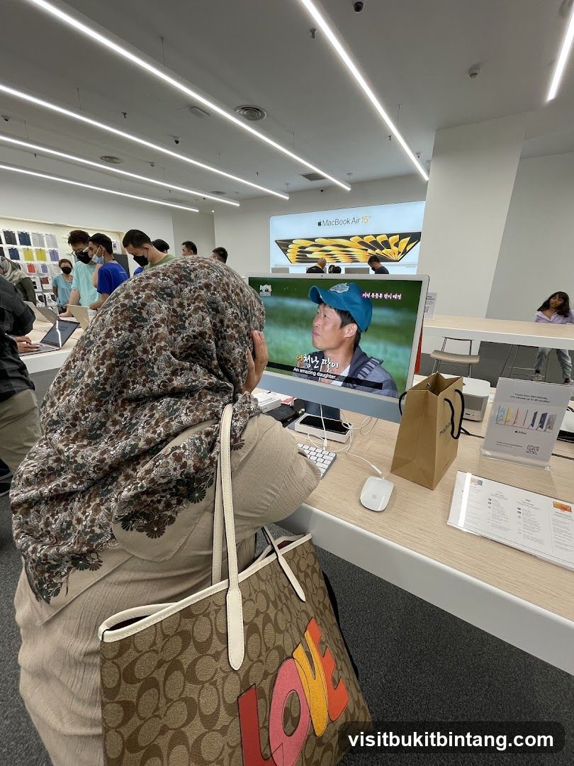 People browsing Apple products