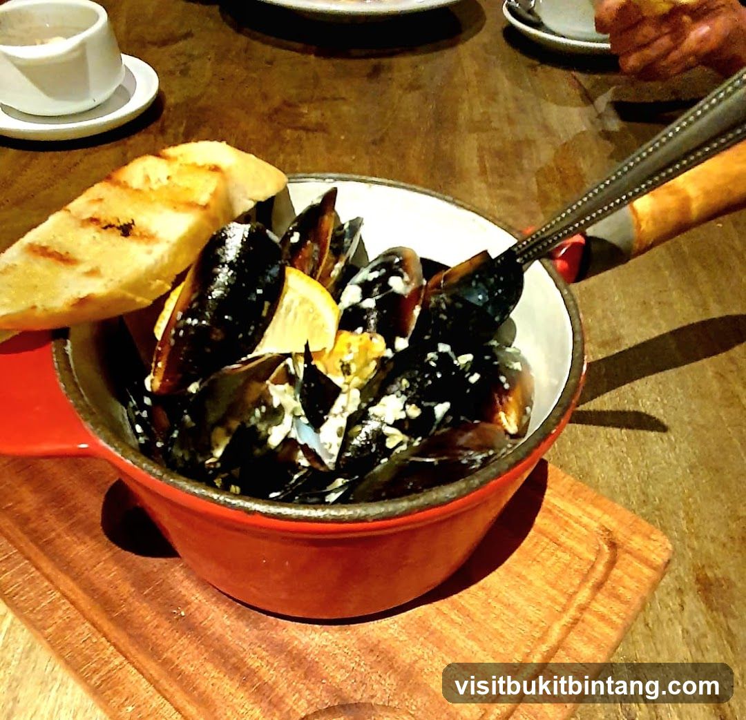 Mussels with Bread and Lemon