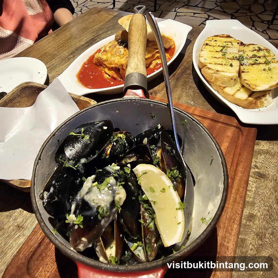 Mussels and Garlic Bread