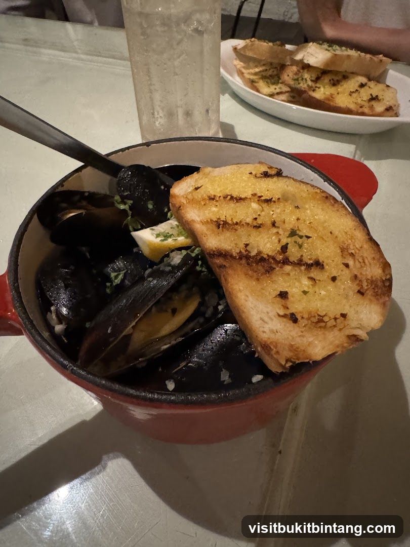 Mussels with Garlic Bread