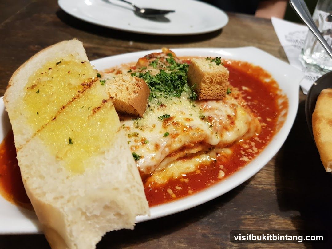 Lasagna with Garlic Bread