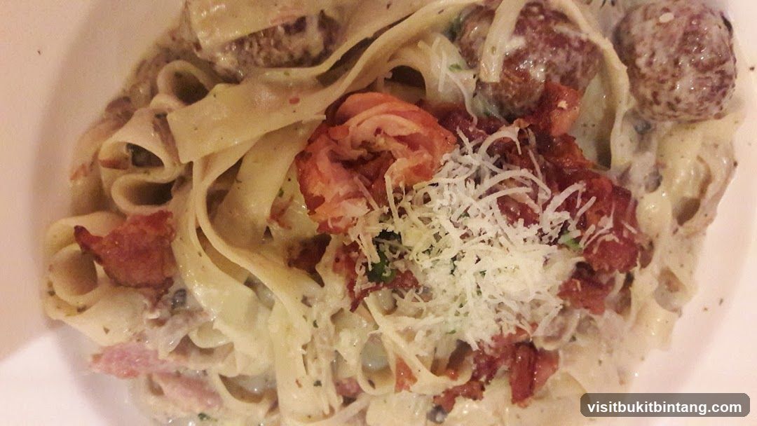 Fettuccine Alfredo with Bacon and Meatballs