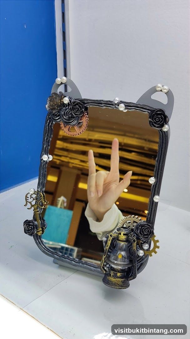 Hands Atria