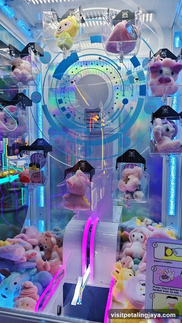 Clutch Machine with Plushies