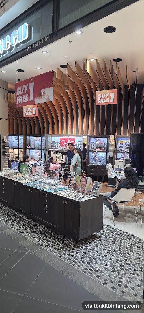 Eyewear store with promotional displays