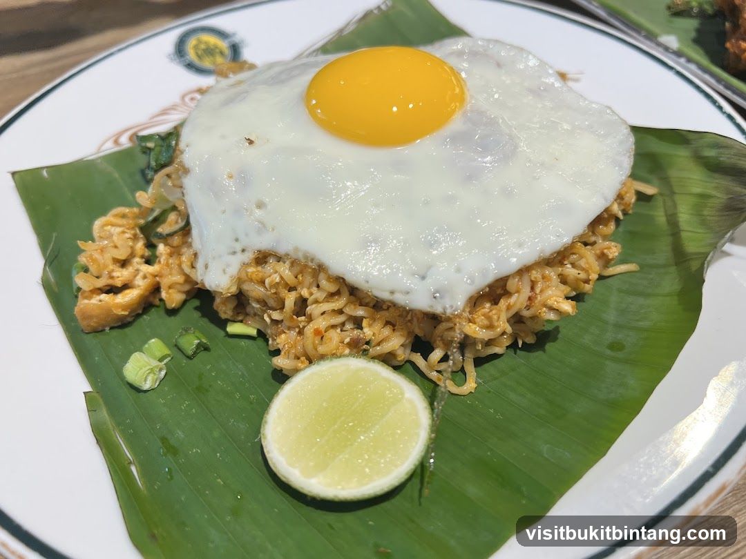 Fried Noodles with Fried Egg
