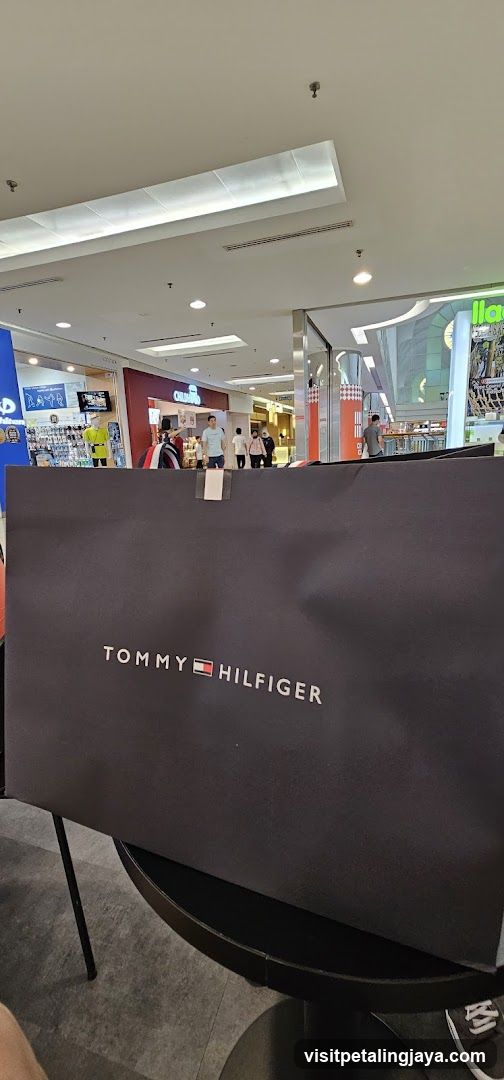 Tommy Hilfiger Shopping Bag in Mall Interior