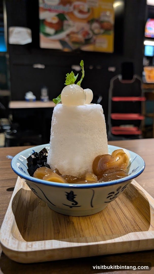 Dessert with shaved ice and toppings