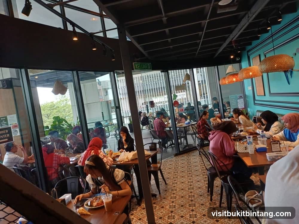 Diners at a cafe