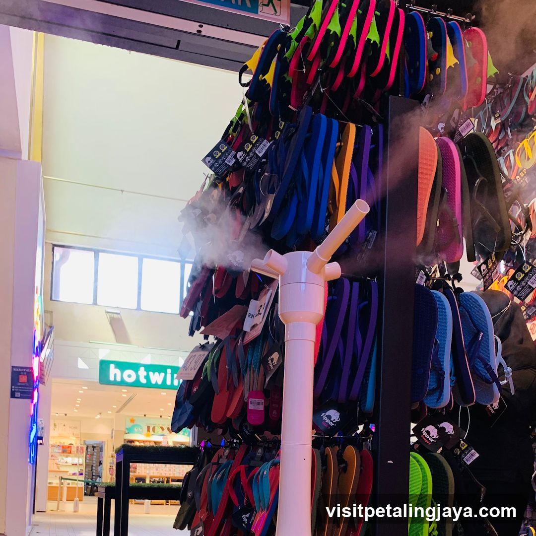 Flip Flop Display with Mist Machine
