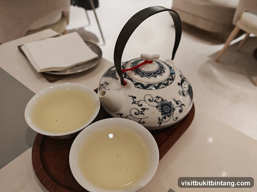 Fong Lye Coffee & Teahouse (The Gardens) 蓬萊咖啡與茶房.