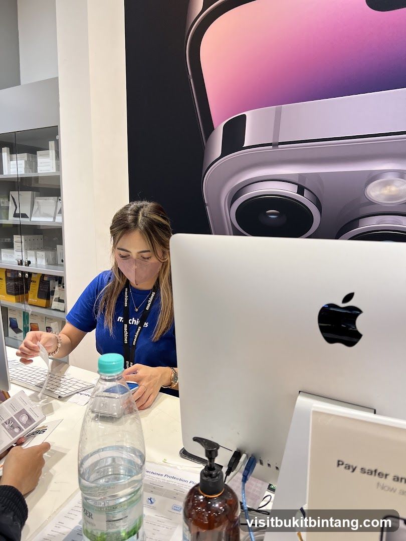 Apple Store Counter