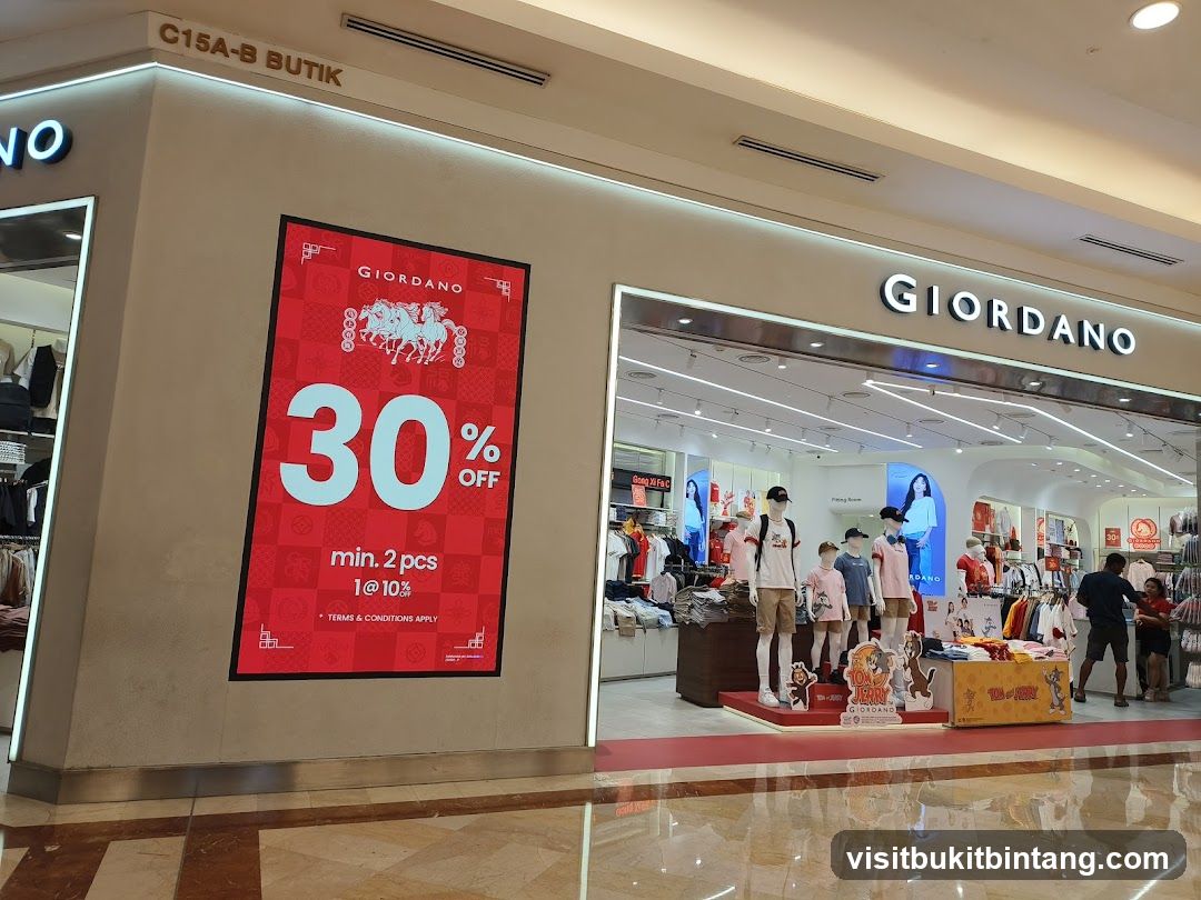 Giordano Storefront with Sale Advertisement