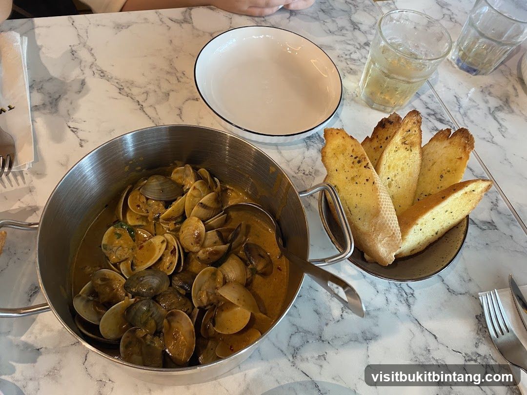 Clams with Garlic Bread