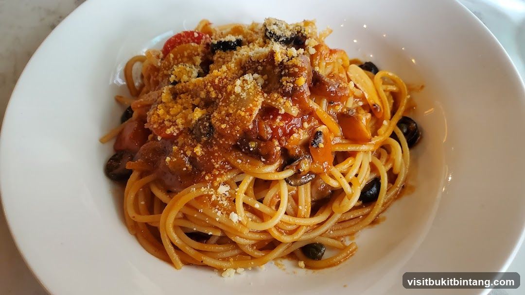 Spaghetti with Sauce and Olives