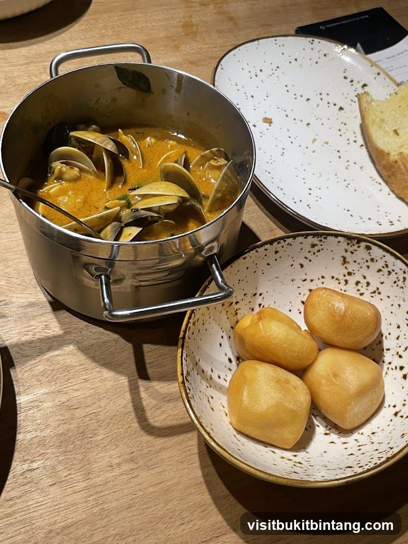 Steamed Clams with Bread and Fried Buns