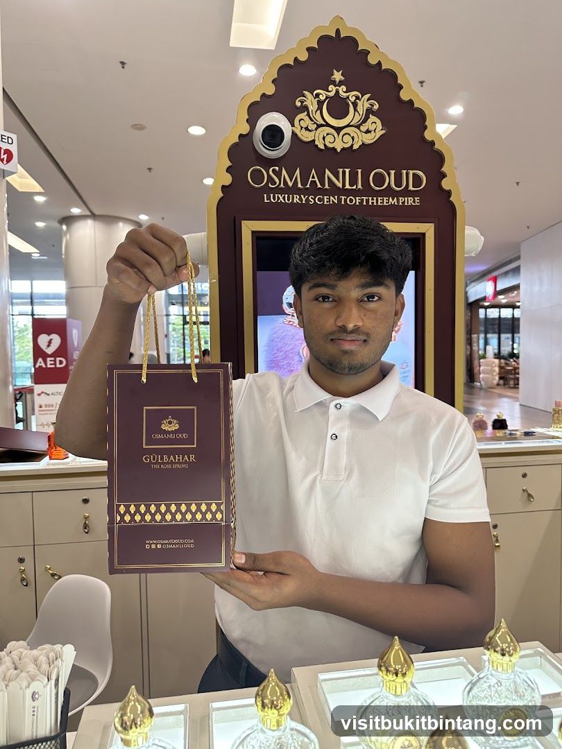 Man holding a shopping bag from Osmanli Oud