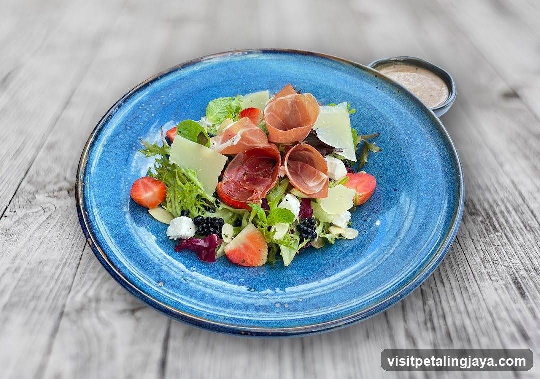 Salad with Prosciutto and Fruits