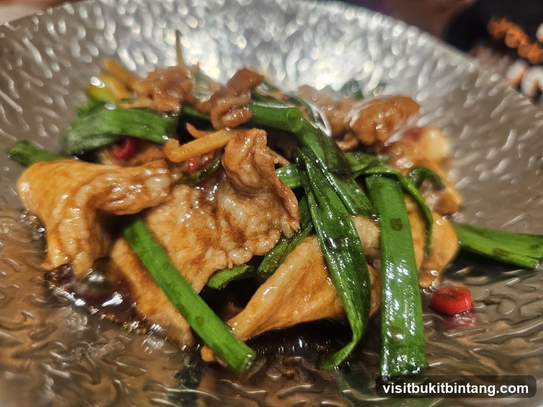 Stir-fried dish with meat and green onions