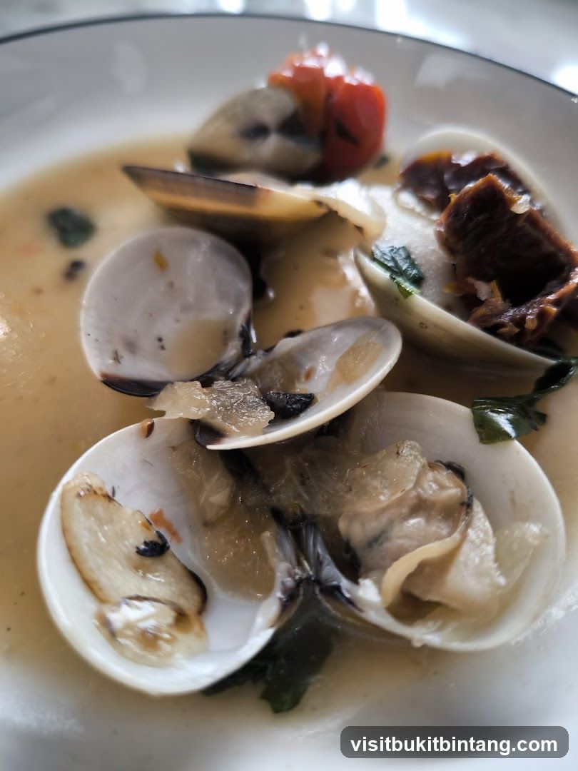 Steamed Clams with Tomatoes