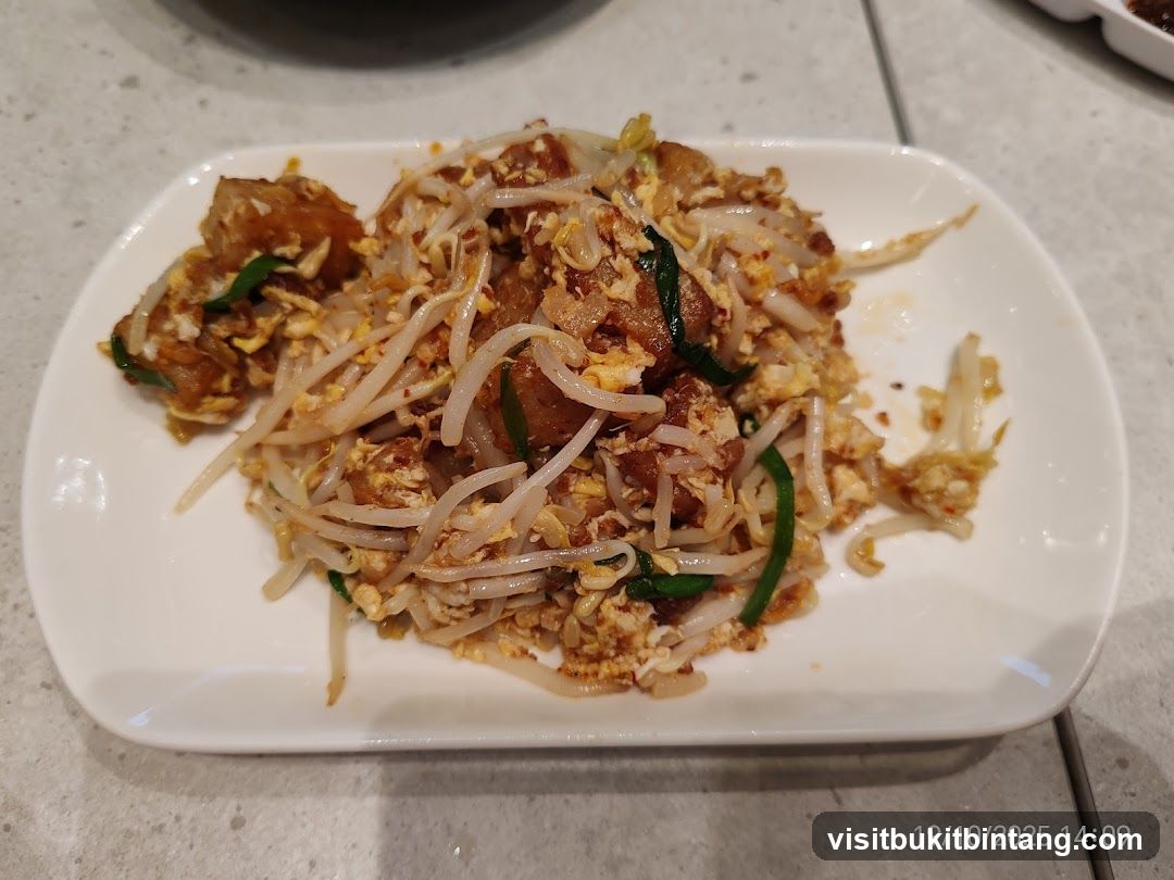 Stir-fried dish with bean sprouts and egg