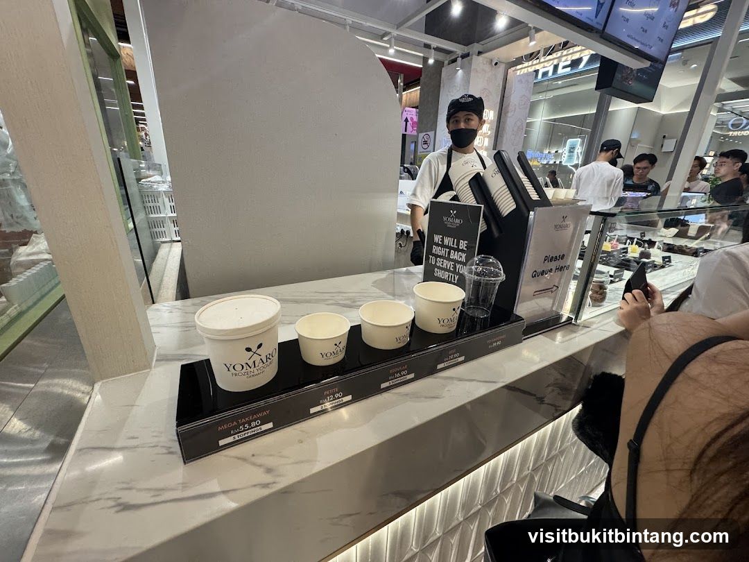 Yomaro Frozen Yogurt Counter