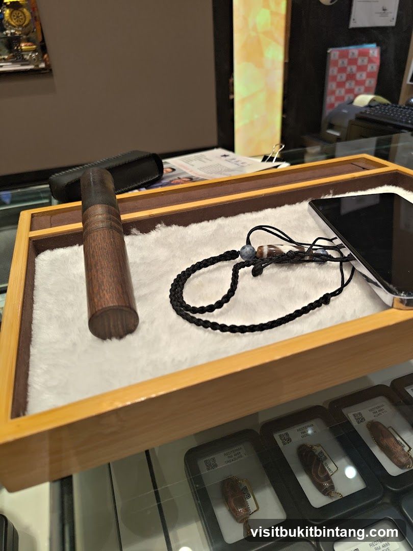 Display of jewelry and accessories