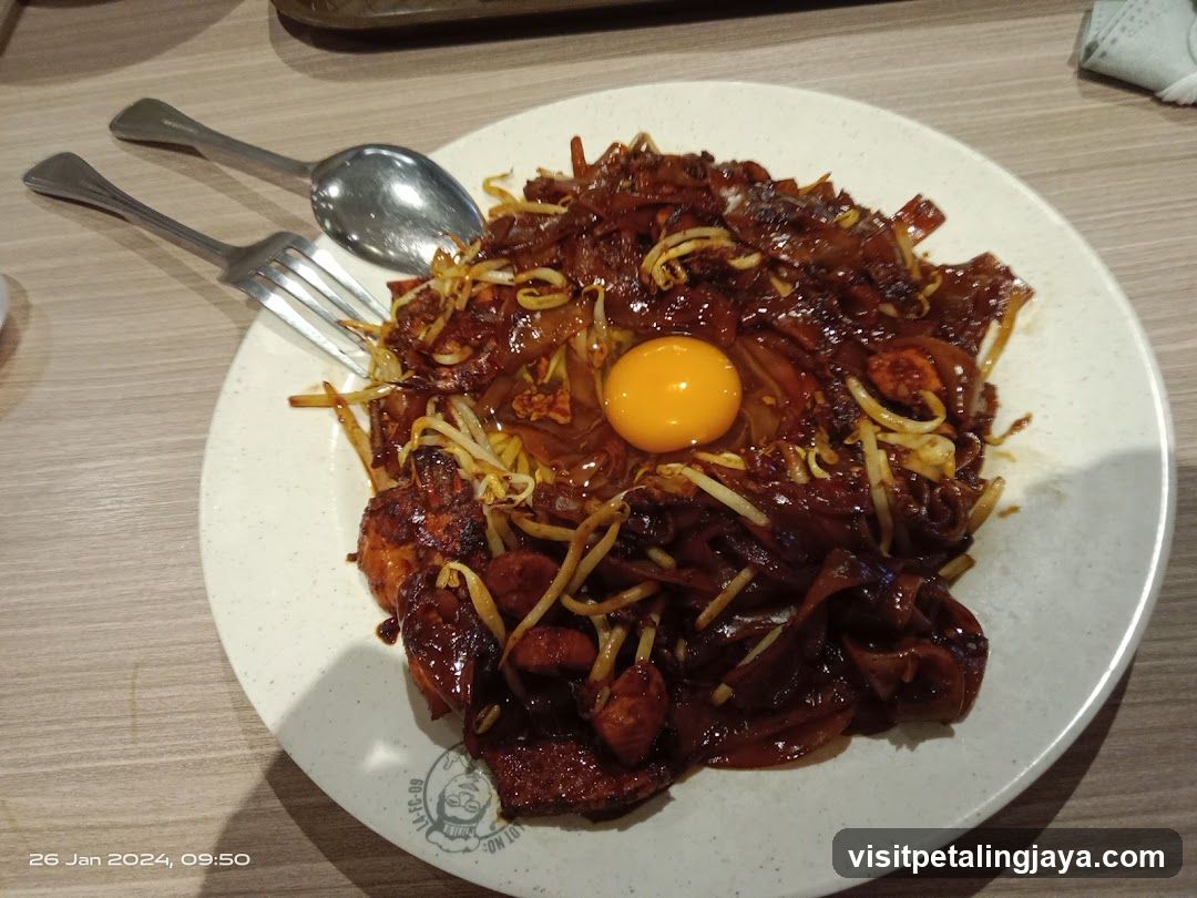 Stir-fried noodles with egg yolk