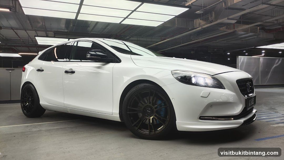 White Volvo V40