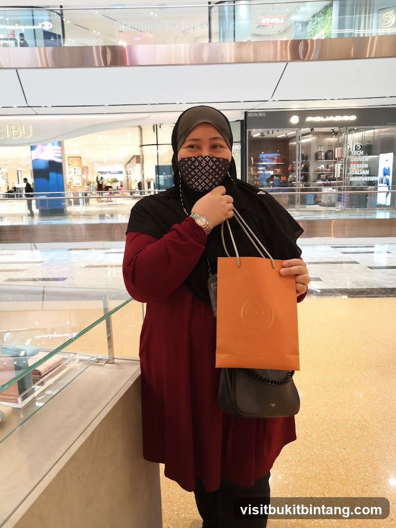 Woman holding shopping bag