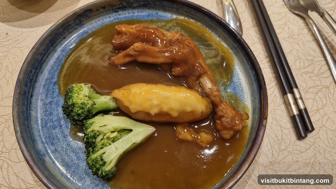 Braised Chicken Feet with Broccoli and Mashed Potato