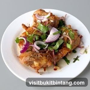 Fried meat dish with onions and herbs