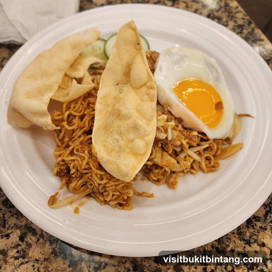 Noodles with Fried Egg and Crackers