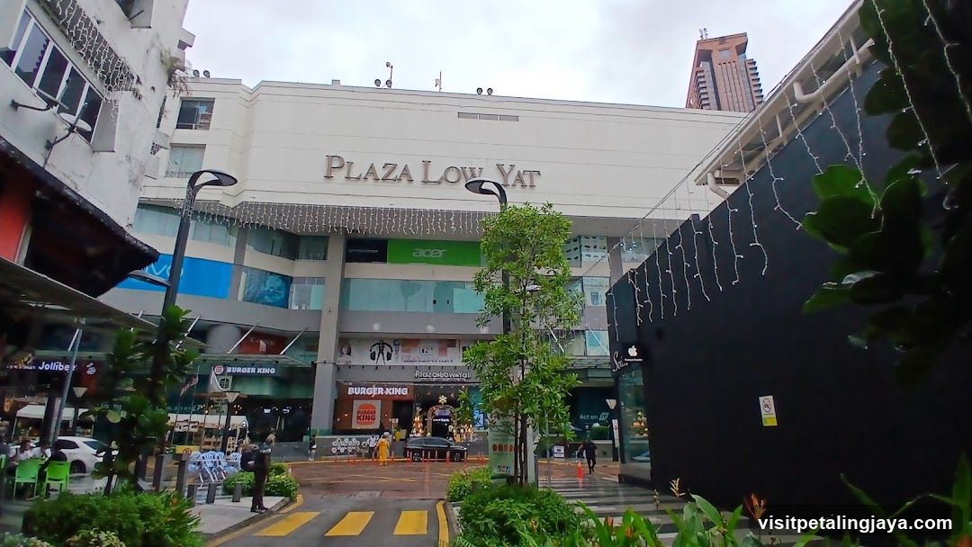 Plaza Low Yat Exterior View