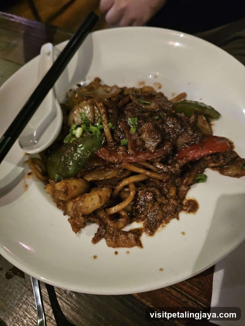 Stir-fried noodles with vegetables and meat