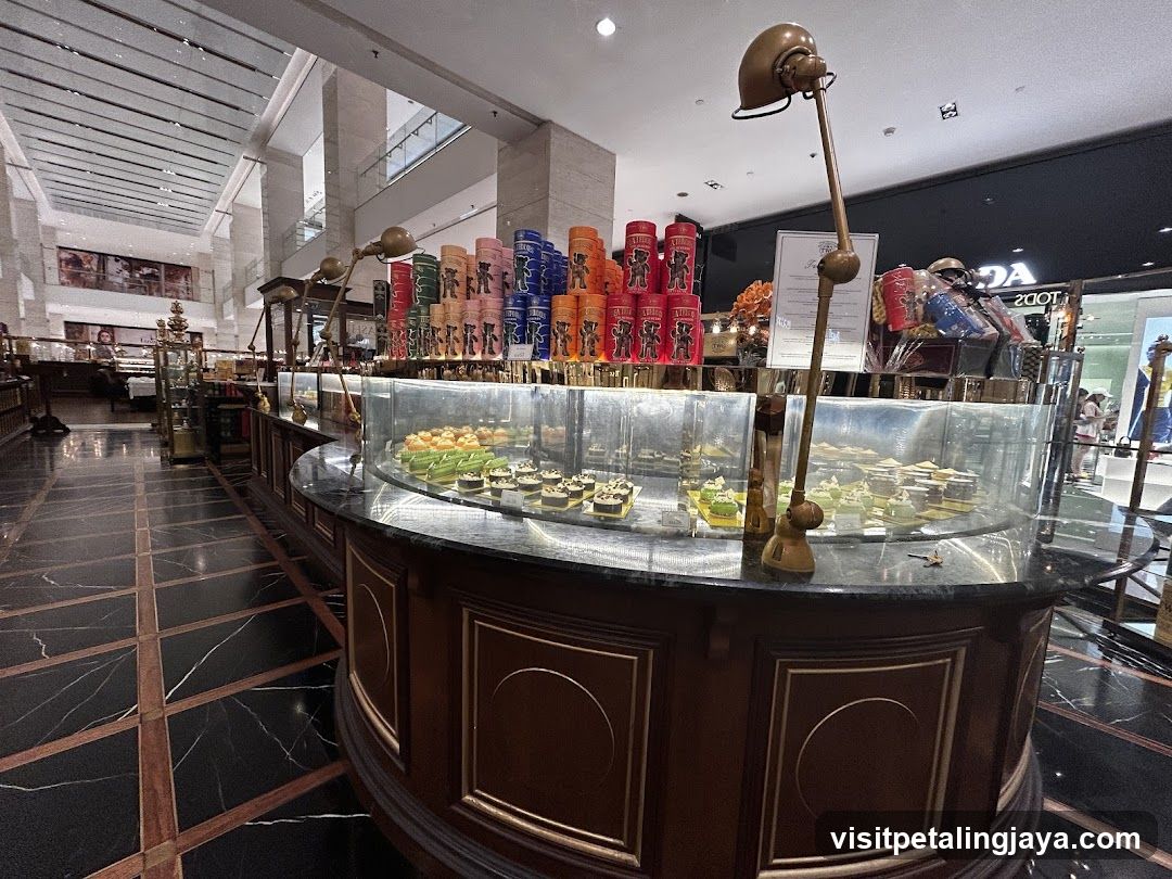 Dessert Display Counter in Mall