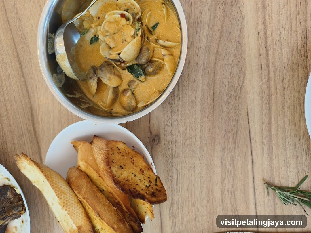 Clam Soup with Garlic Bread