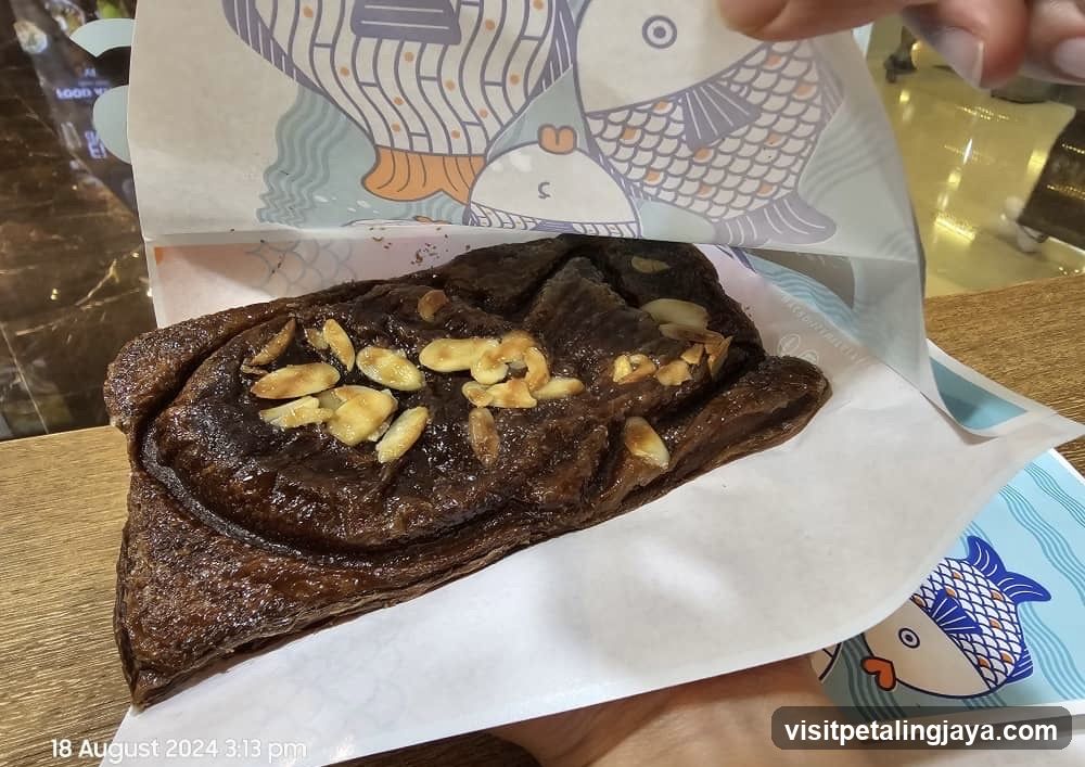 Chocolate Pastry with Almonds
