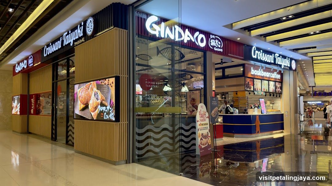 Croissant Taiyaki and GINDAO storefronts in mall