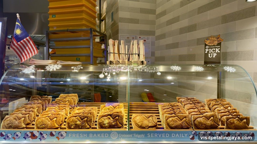 Bakery Display Case with Taiyaki