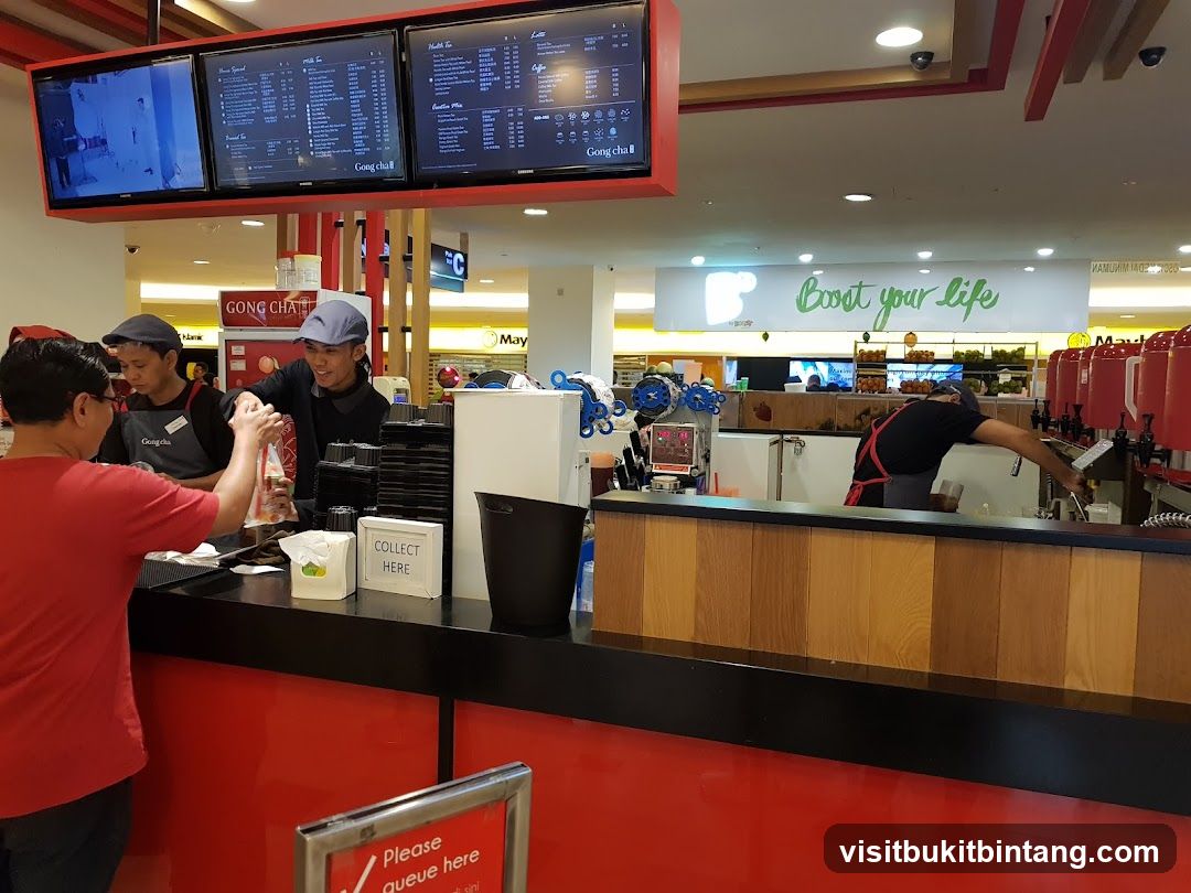 Gong Cha Staff Preparing Drinks