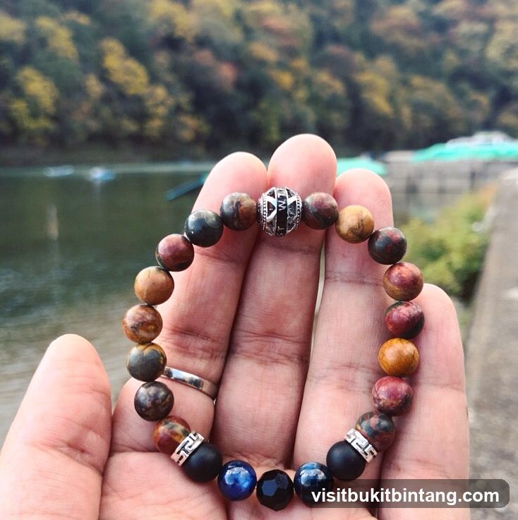Beaded bracelet with compass charm