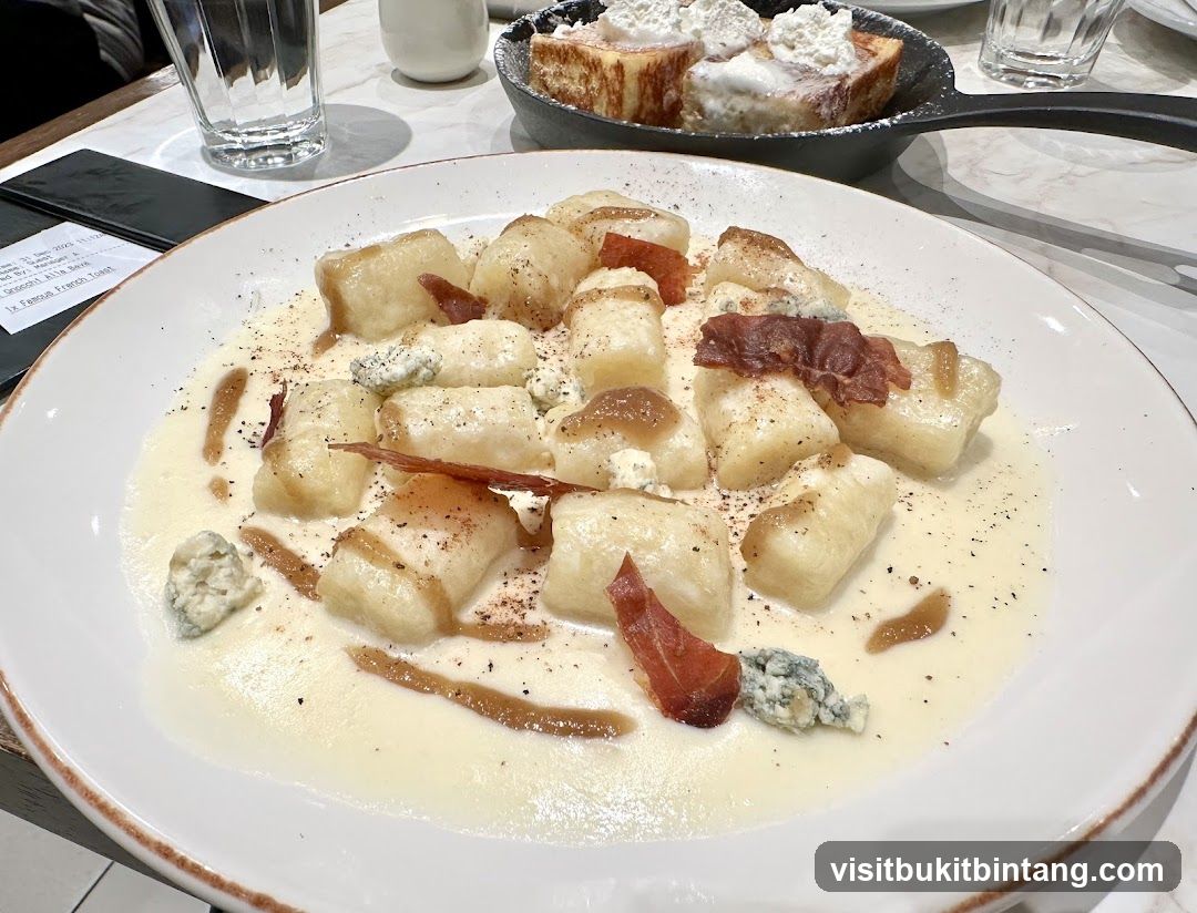 Gnocchi with Prosciutto and Blue Cheese