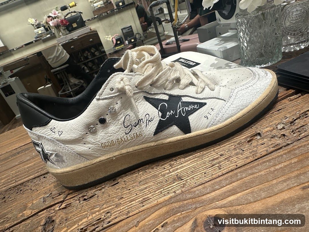 Sneaker with star logo