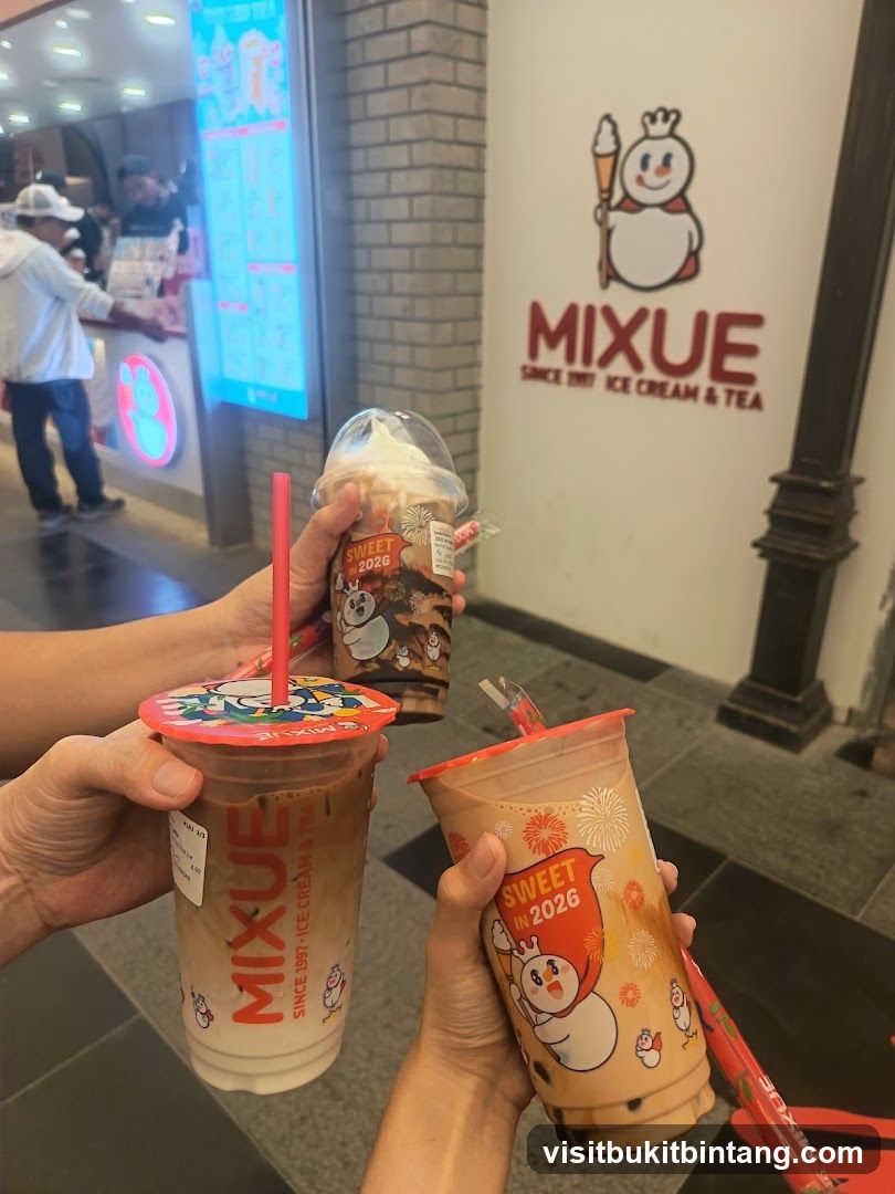 People holding Mixue drinks