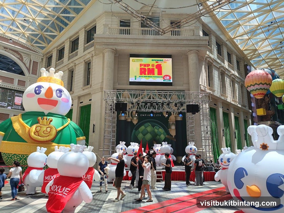 Inflatable Characters and Sale Advertisement