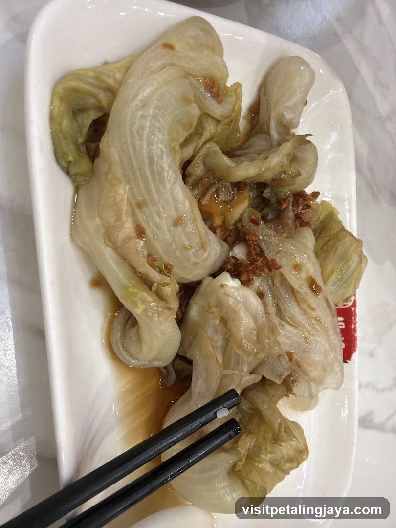 Steamed Cabbage with Garlic Sauce