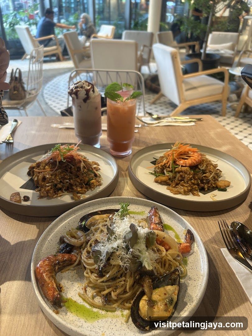 Seafood Pasta and Fried Rice at Cafe