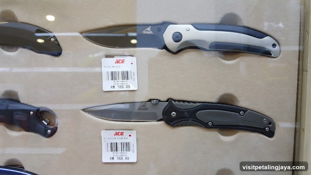 Cerberer Knives Display