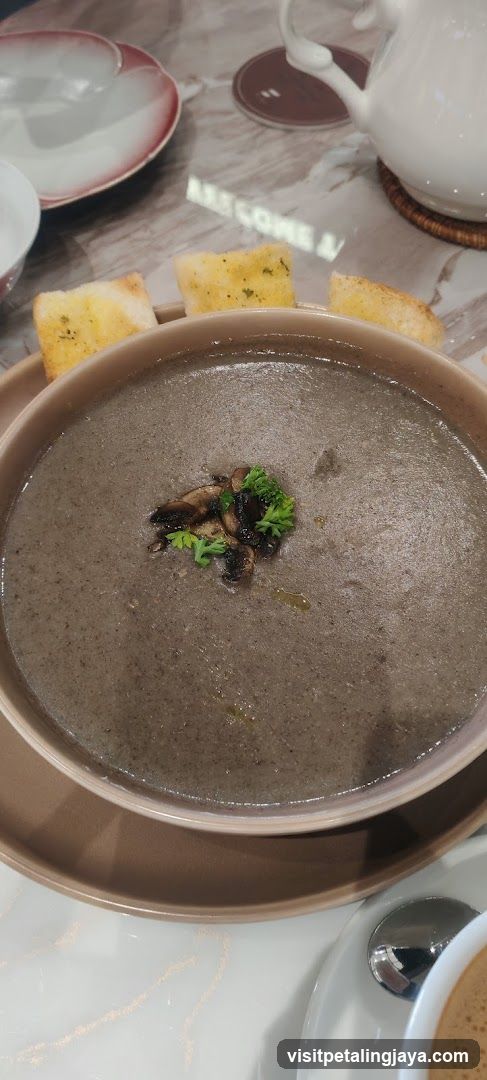 Mushroom Soup with Garlic Bread
